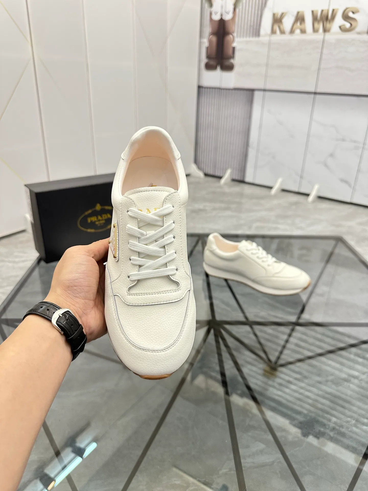 Men's shoes: 💰P420¥ Product trademark: Prada *"Prada*" low-top casual shoes Regular size: 38-44 (can be customized to 45) Product materials: imported cowhide upper, sheepskin lining, original outsole. Number: 020